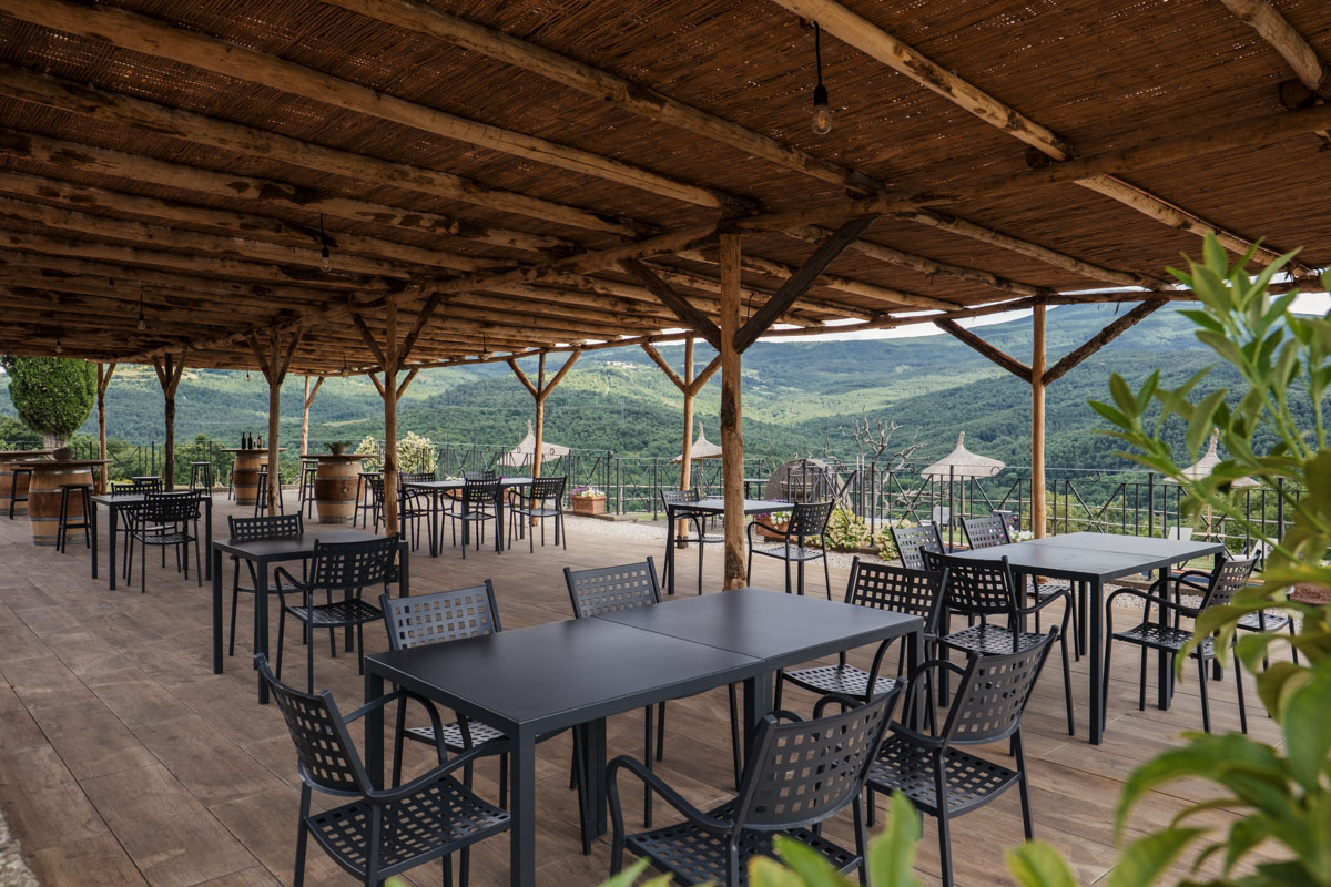 Die Terrasse von Terre di Giorgio mit Blick auf die Landschaft des Val d’Orcia