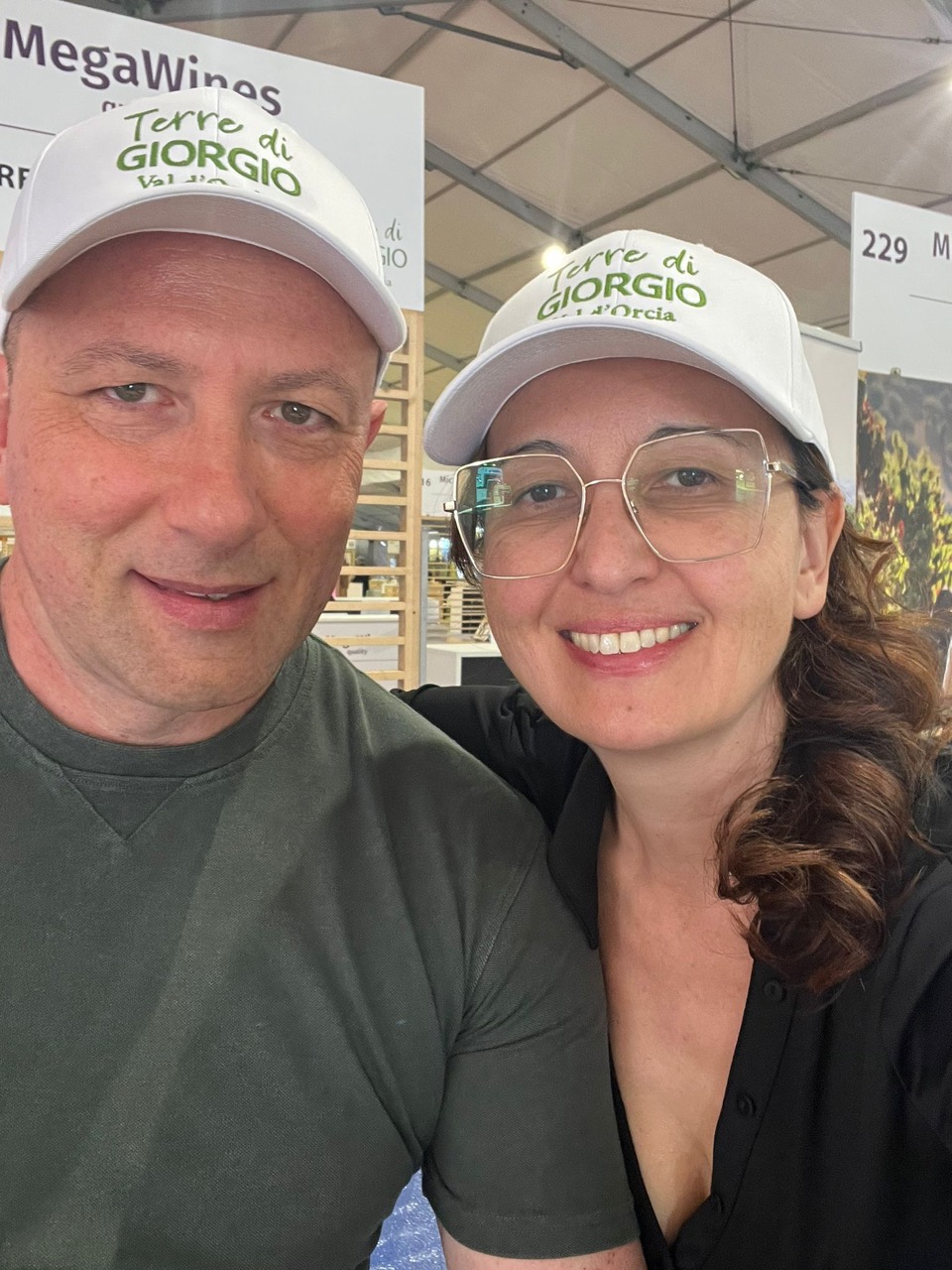 Alberto Giorgio e Maja con i cappellini Terre di Giorgio durante un evento dedicato al vino