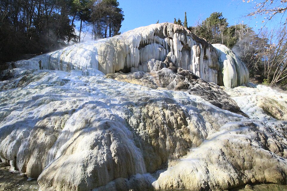Die Felsformation Balena Bianca am Fosso Bianco in Bagni San Filippo.