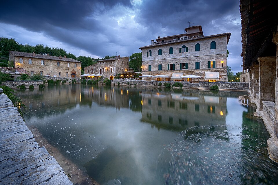 Das Thermalbecken auf dem Platz von Bagno Vignoni.