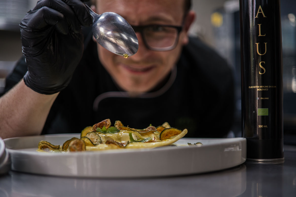 L’huile d’olive vierge extra biologique Calus dans la cuisine de Terre di Giorgio