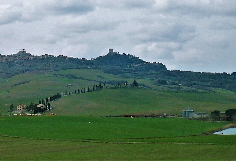 Panoramablick über die Val d’Orcia mit der Rocca di Tentennano.