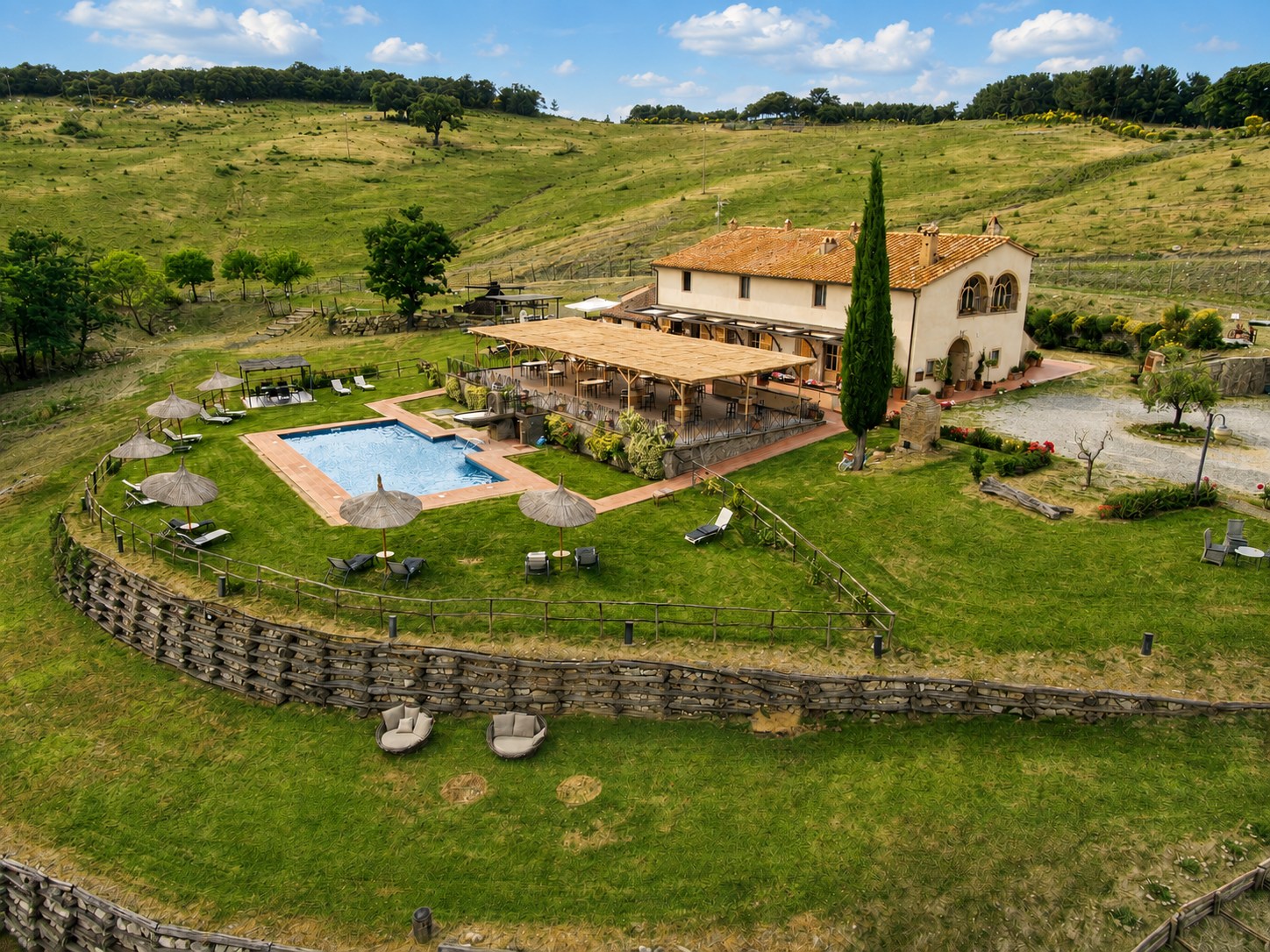 Villa La Palazzetta, la piscina e le colline della Val d’Orcia viste dall’alto