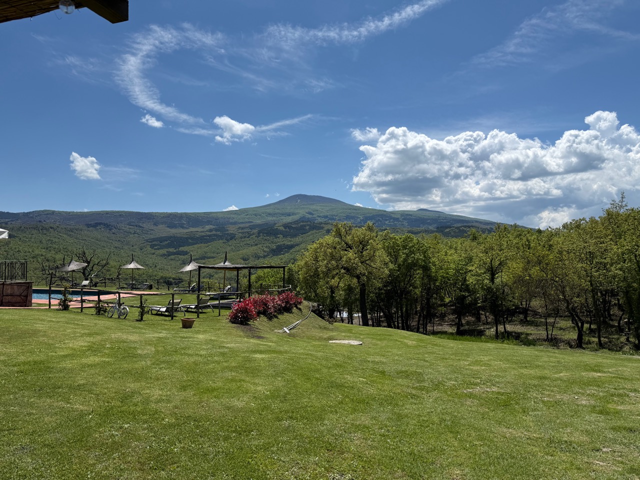 Il giardino di Terre di Giorgio e il Monte Amiata